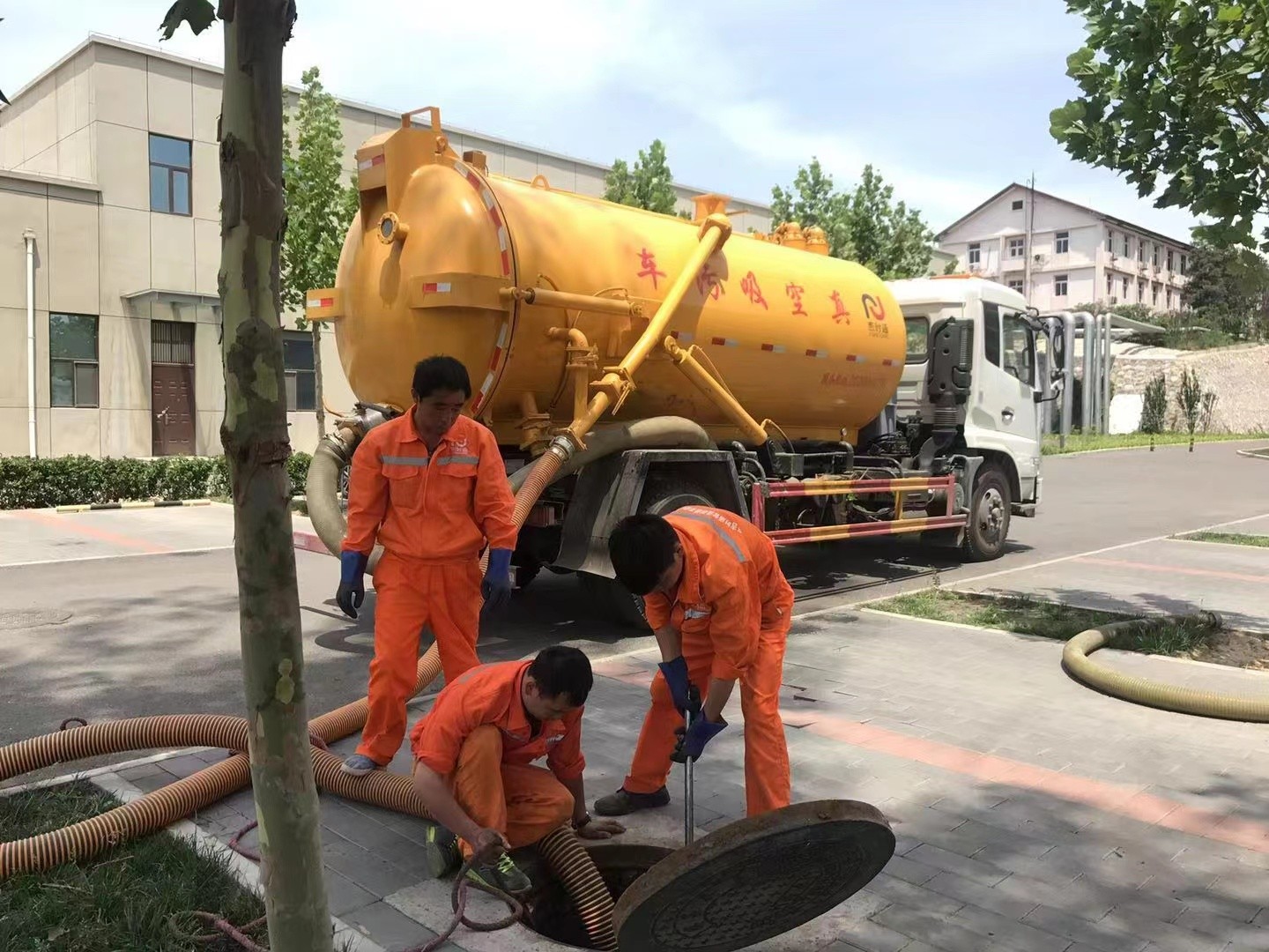 岳麓管道疏通车停在窨井附近