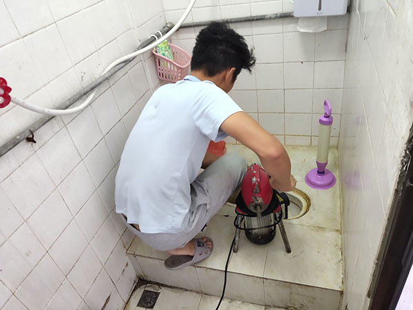 岳麓管道堵塞冒臭气 专业师傅现场解决问题