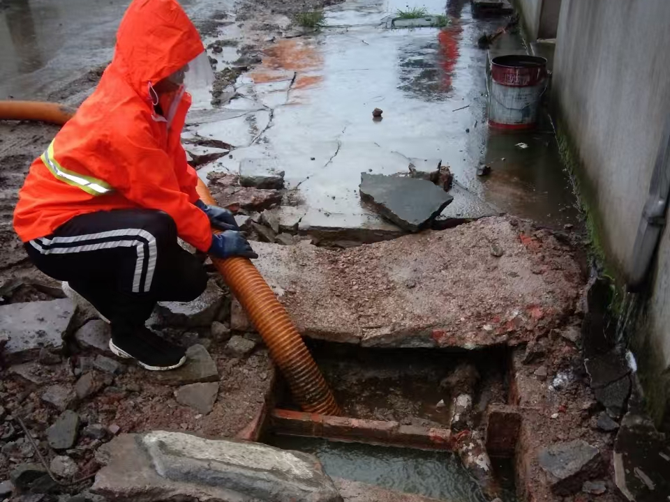 岳麓专业清理污水池 炜誉市政以规范流程守护城市 “肠道”